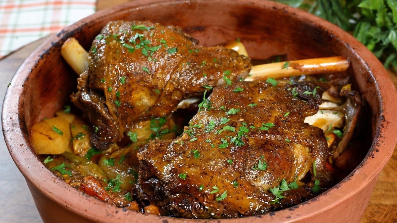 طاجن فخذ خروف 😍 بهذه الطريقة اللحم يذوب بالفم 😋 Slow Roasted Leg of lamb 