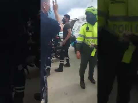 DOS MUJERES PARAMÉDICOS PELEANDO POR QUIEN LLEVA AL ENFERMO EN BOGOTÁ.