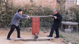 A large piece of wood is chiseled to make a deformable Luban chair. It's too strong.