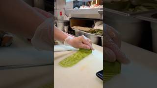 Did you know about this avocado cutting hack?🤷🏽♂️ With @momijilee and Melb chef Juan Garcia Ortez
