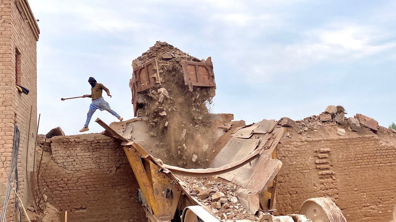 The man opened the trolley door in fear and ran away 🗯️😳