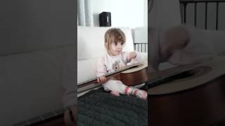 Menina Tocando Guitarra