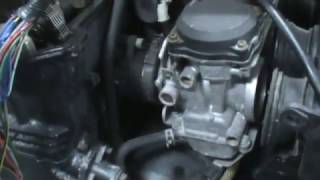 Kawasaki GPZ 1100. Desmontar carburadores. Video 5 de ?? Remove carburetors.
