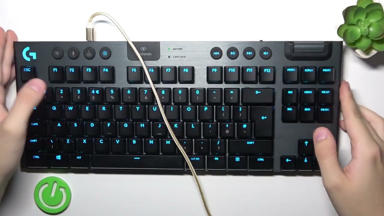 Logitech G915 TKL को कैसे चार्ज करें