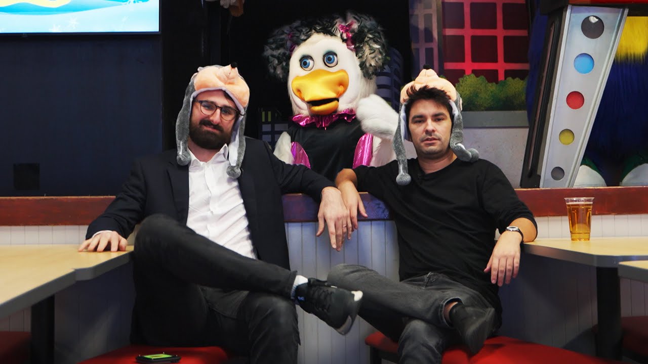 Мы пошли в Chuck E Cheese в 10 утра на вечеринку.