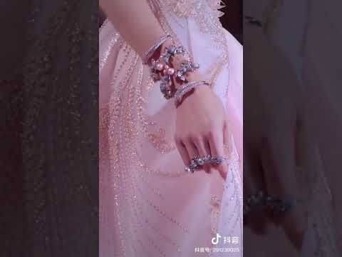Video: Glafira Tarkhanova Khoe Bộ Ngực đẫy đà Trong Chiếc Váy Thanh Lịch