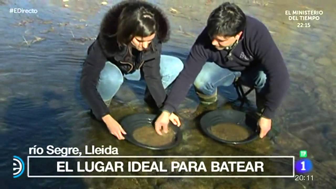 Buscando oro en España (río Segre) con criba, canalón esclusa y batea.
