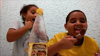 Eles tem que acertar a colher com o ingrediente gostoso Mas tudo po...