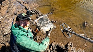 We search this dry canal: The mud hides treasures