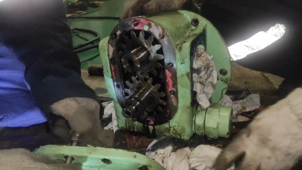 MAN B&W AUXILIARY ENGINE LUBE OIL ATTACHED PUMP OVERHAUL      Part One