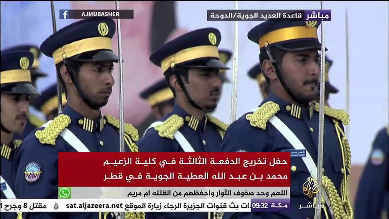 الشيخ تميم بن حمد يكرم المتفوقين من الدفعة الثالثة في الكلية الجوية