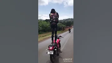 Kijana Wa Marangu Kilimanjaro Katika Ubora Wa Kuchezea Pikipiki 