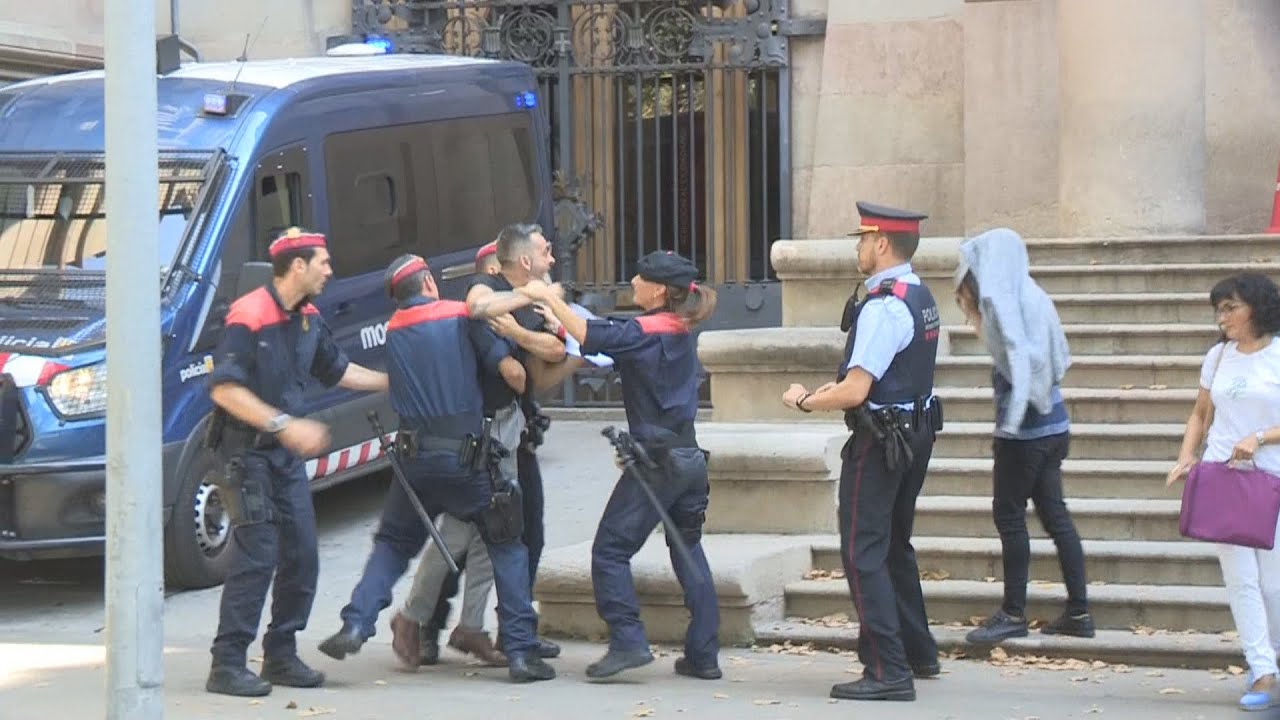Un familiar de la víctima de la violación múltiple de Manresa intenta agredir a los acusados