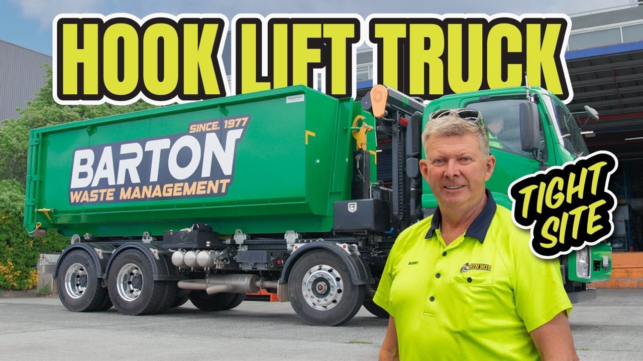 Грузовик с крюковым погрузчиком: заезд с препятствиями для замены контейнеров