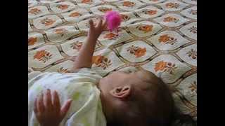 Komi̇k Bi̇r Bebeği̇n Ci̇vci̇v İle Mücadelesi̇