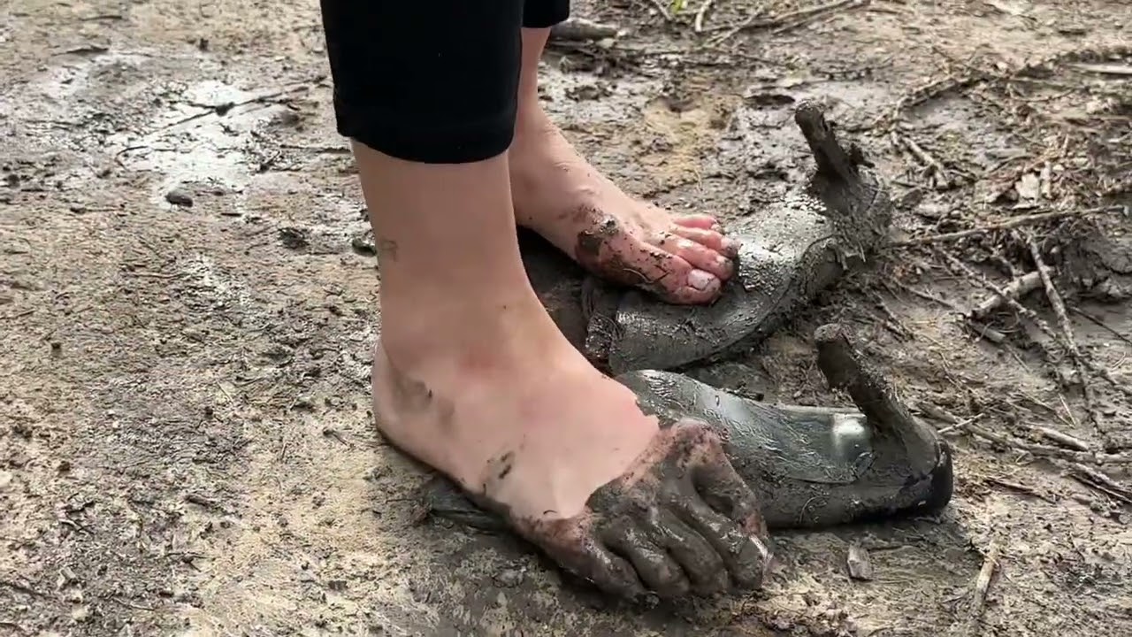 Hard shoeplay, destroy shoes, crush high heels, muddy shoes, abuse high heels, shoes pumping 