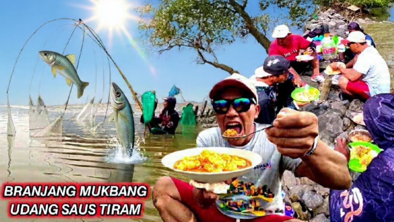 Panen udang di pesisir muara sungai kalanganyar sedati sidoarjo