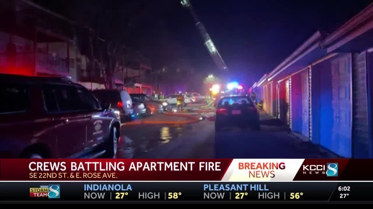 Des Moines fire crews battle overnight apartment blaze - YouTube