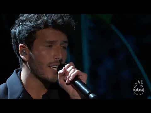 "Dos oruguitas" Encanto?? Sebastian Yatra en vivo premios Oscars 2022