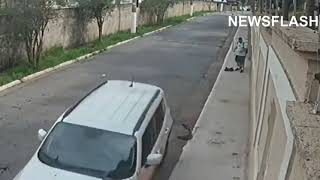 Moment SUV Driver Rams Two Thieves Robbing Couple In Street screenshot 4