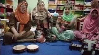 Menyanyikan lagu kukuruyuk dengan instrumen alat musik sederhana