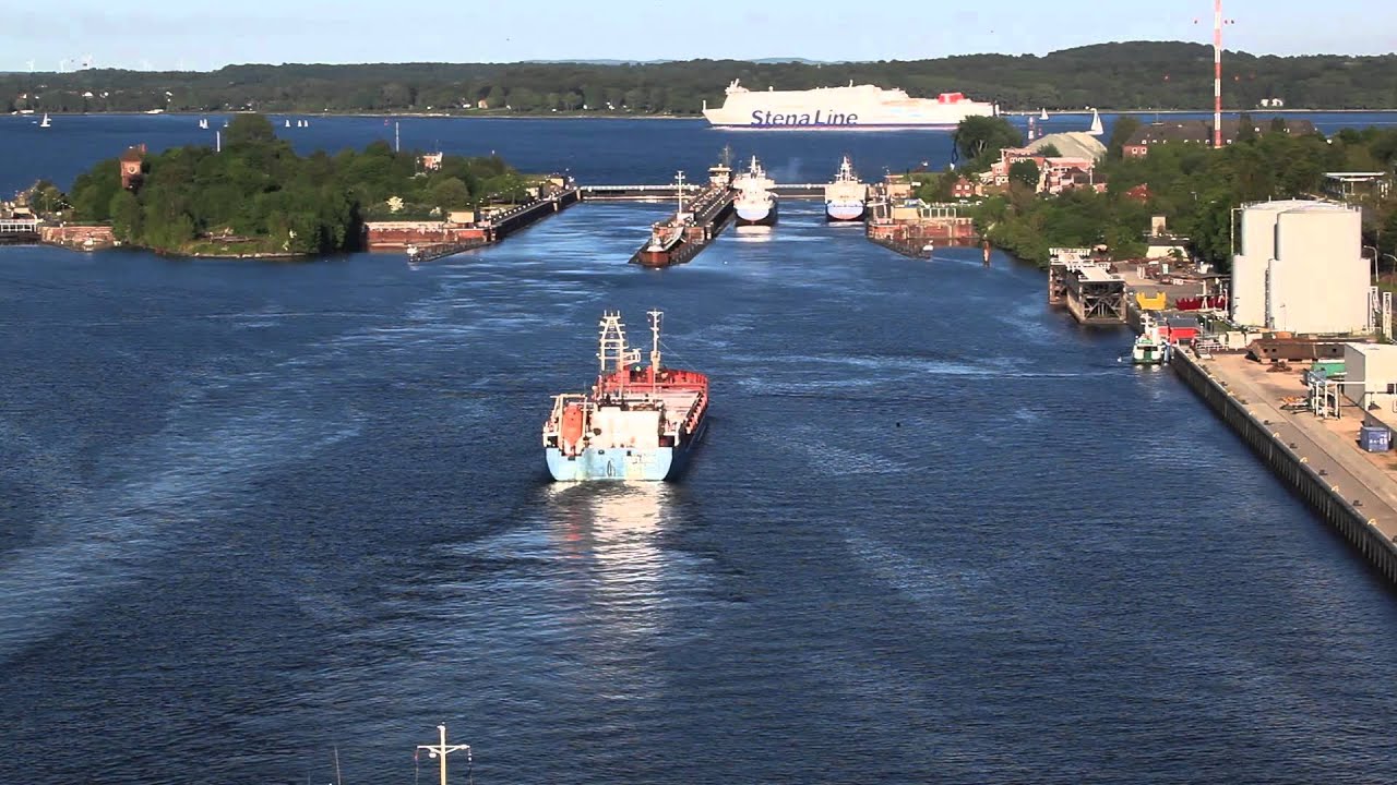 Nord-Ostsee-Kanal bei Kiel Holtenau - YouTube
