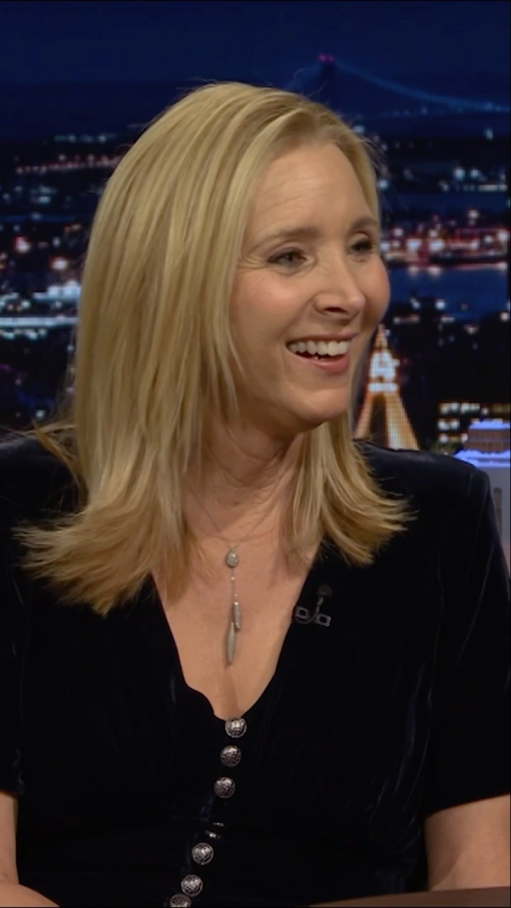 #LisaKudrow shares her response whenever someone tries to get her to play “Smelly Cat” ?