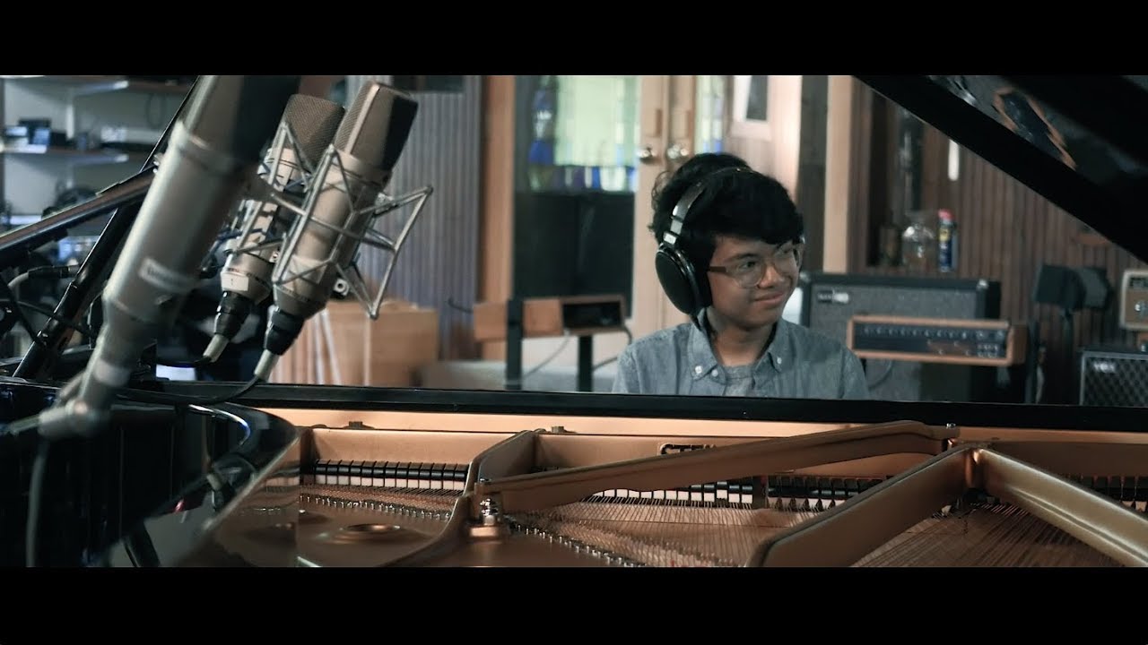 Joey Alexander - Space (In-studio performance) auf YouTube ansehen Joey Alexander - Space (In-studio performance) auf YouTube ansehen