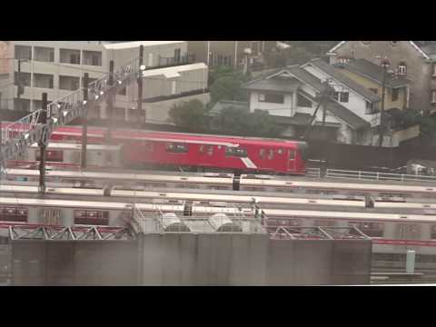 台風襲来に耐えながら小石川車両基地に停泊する丸ノ内線の新型車両2000系や従来型02系を見降ろした風景