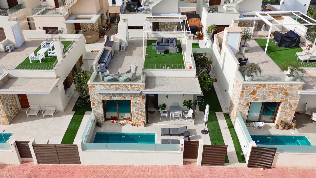 Modern South-Facing 2 bed 2 bath Villa with Private Pool and Lake Views in Ciudad Quesada, €275,000