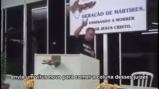 Vejam o vídeo. O pastor pede que Deus extermine advogados, juízes e o maldito (sic) STF.
