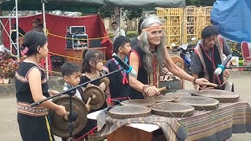 NGHỆ NHÂN A BƯU.ĐÁNH CỒNG CHIÊNG TÂY NGUYÊN TẠI MĂNG ĐEN KON TUM . KHÁCH DU LỊCH AI CŨNG DỪNG ĐỂ XEM