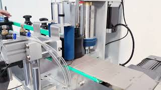 Automatic positioning vertical round bottle self-adhesive labeling machine