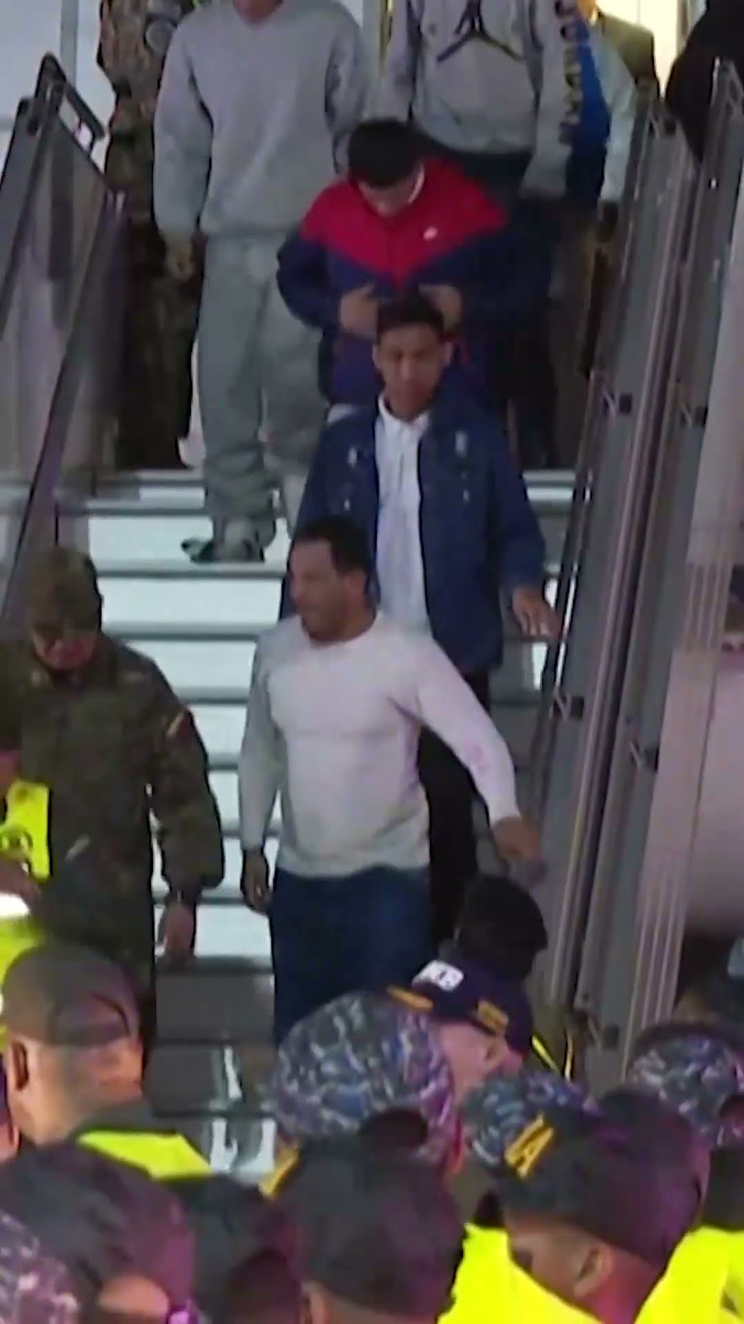 Primeiros voos de deportados dos Estados Unidos chegam à Venezuela #Shorts