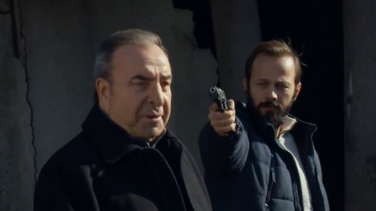 Sezgin, Müfettiş Veysel'i Öldürdü! - Arka Sokaklar 425. Bölüm