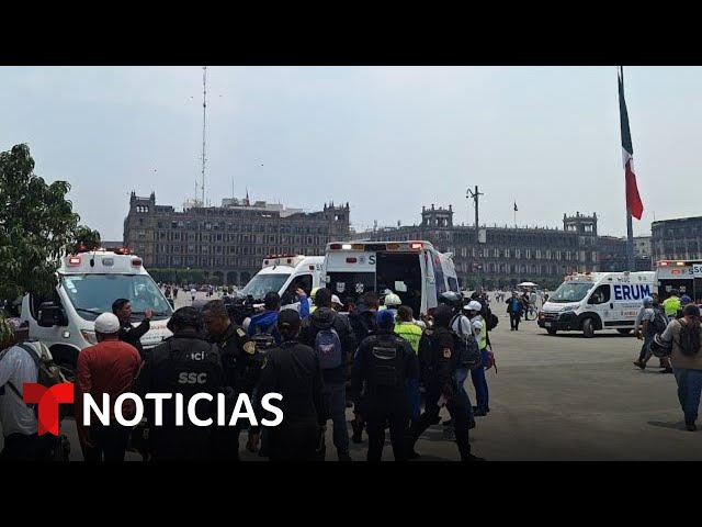 Normalistas de Ayotzinapa protestan para exigir una audiencia con AMLO