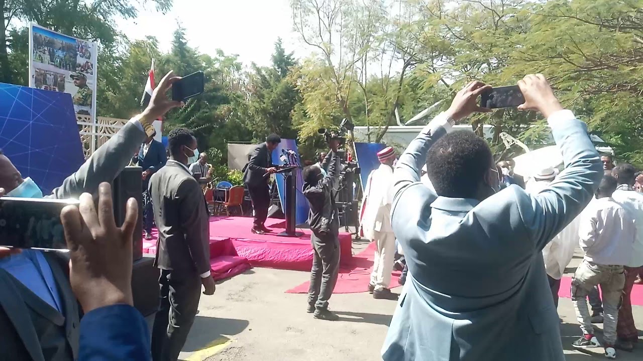 Shimelis Abdisa dancing to chaw junta song by Tsegaye Dandana
