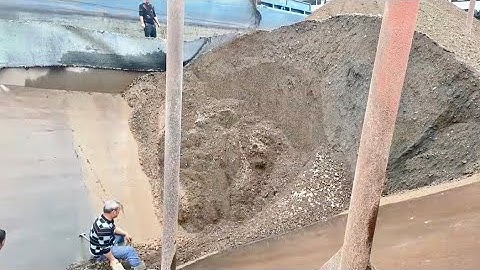 Barge unloading 3000 tons of phosphate ore and river sand December 2 - Vlog of work on the barge