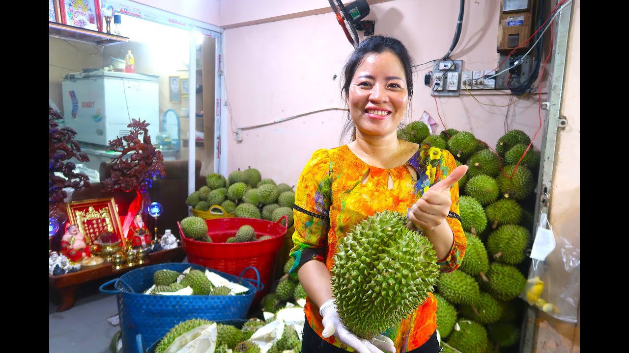 Khách tha hồ chọn lựa những trái sầu riêng chín cây, cơm vàng, không phun thuốc nhìn thấy ham