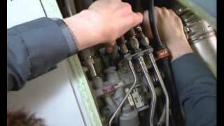 MANUAL OPENING AND CLOSING OF A THRUST REVERSER PIVOTNG DOOR