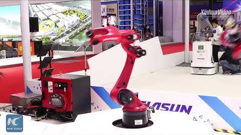 Robot hàn mới tại hội chợ công nghiệp Thượng Hải, Trung Quốc