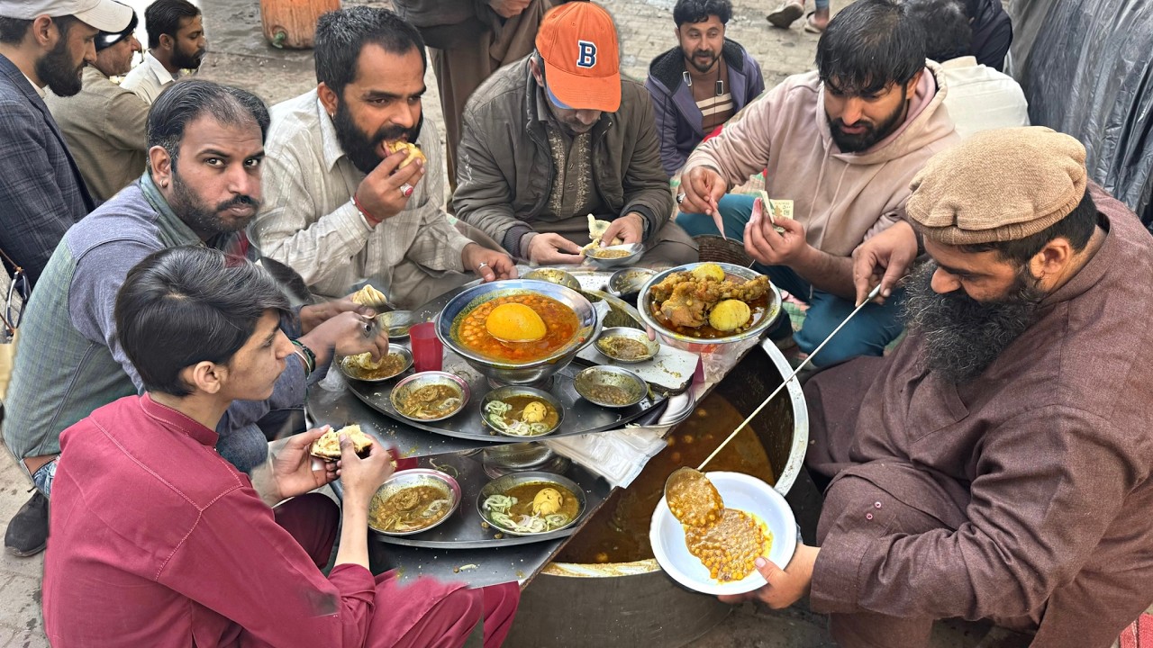 Lahore’s UNBELIEVABLE Street Breakfast Rush! 😍 Molvi Anda Channay – Authentic Pakistani Desi Nashta