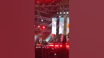 لحظة وقوع ويجز ع المسرح في حفله العلمين الجديده 
