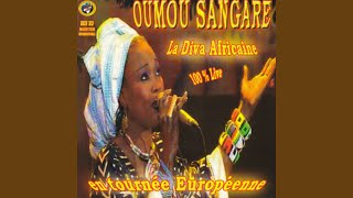 Miniatura de "Oumou Sangaré - Senkele te sirabou (Live)"