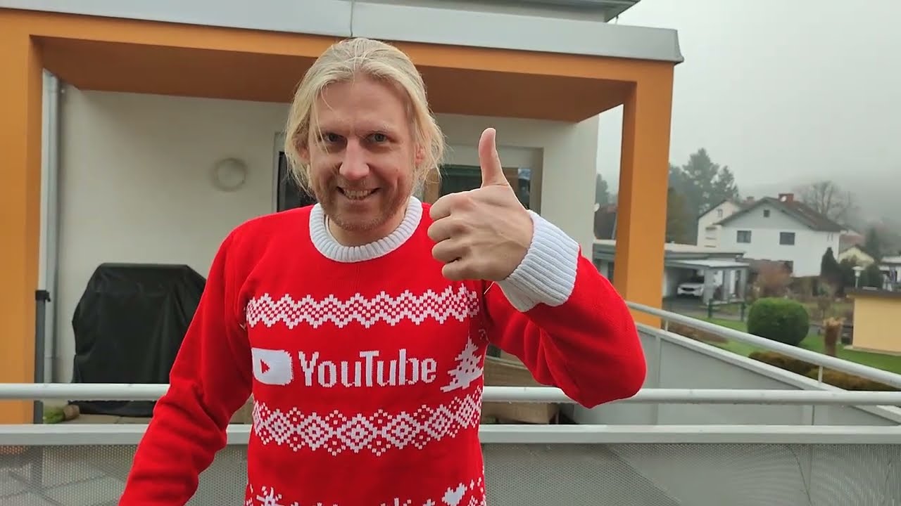 Happy Holidays Das neue Weihnachts Winter YouTube Creator Geschenk roter Pullover und Schneekugel