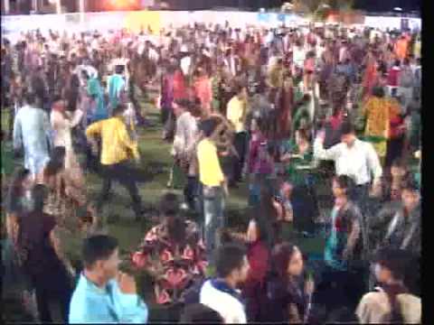 royal-garba-2009---crowd-with-mehndi-rang-lagyo