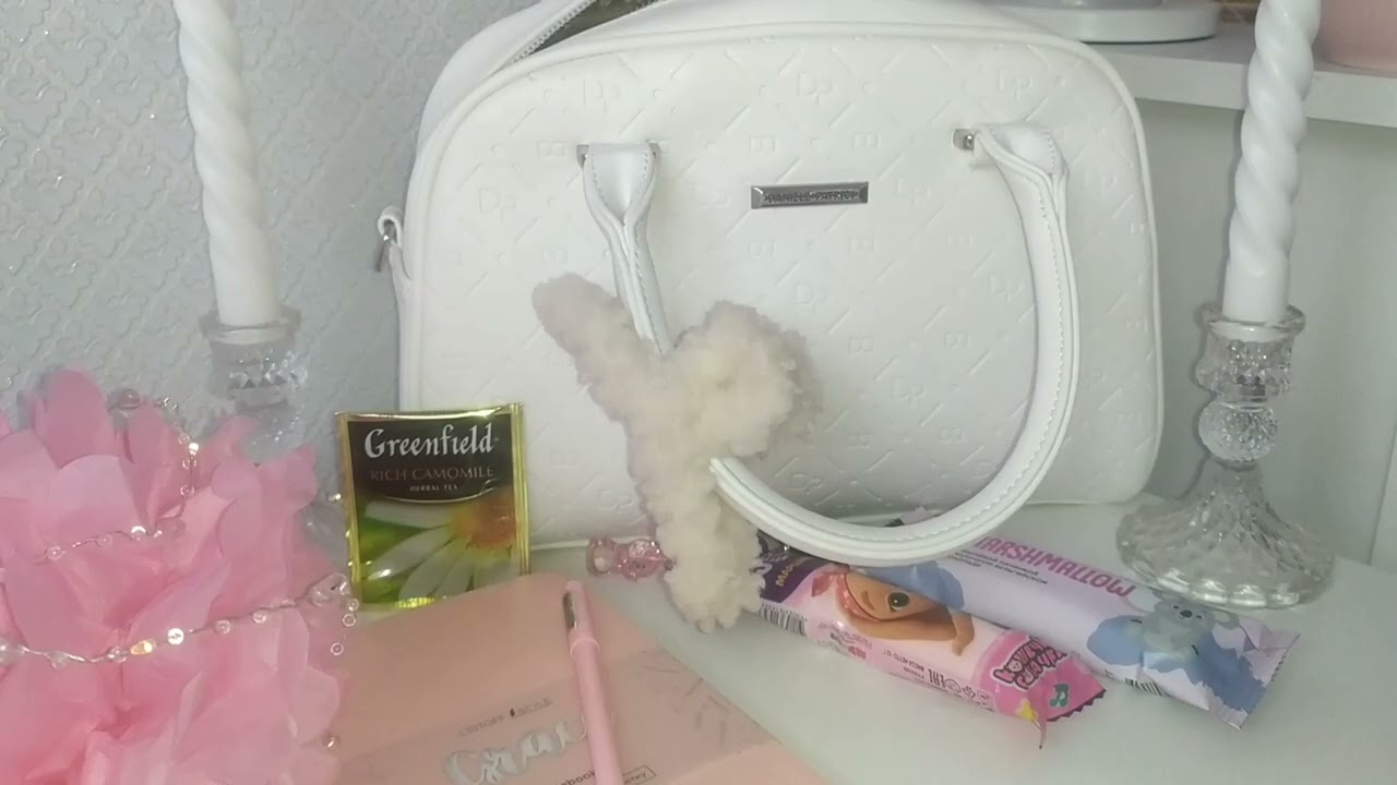 Что в моей сумке?👛/What's in my Bag🍓🧁 