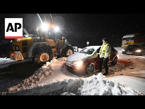 Heavy snowfall in Sweden causes traffic chaos