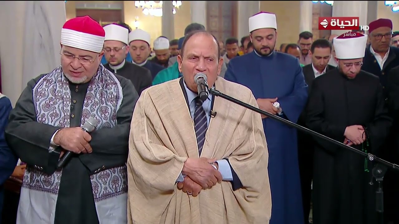 الشيخ أحمد نعينع يؤم المصلين في صلاة التراويح بمسجد الإمام الحسين