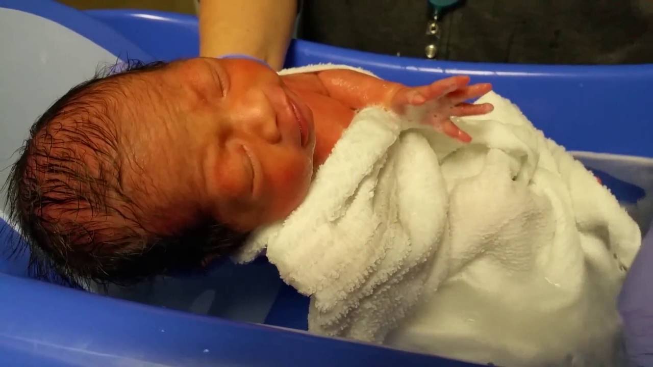 How To Bathe Your Newborn Baby S First Hospital Bath Youtube